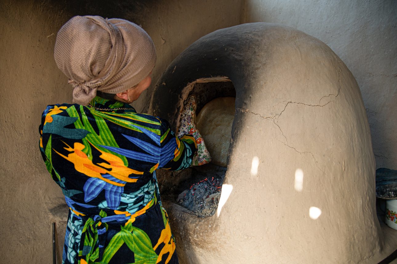 Tandirda non pishirish